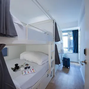 Room00 אכסניה
